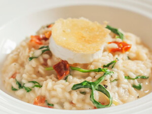 Risotto de verduras de primavera con queso de cabra fresco