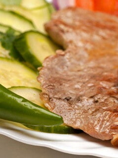 Lonchas de ternera con verduras tiernas