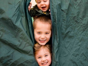 Bebés y niños sonriendo