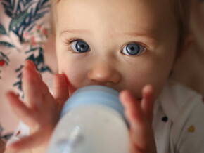 Bebé bebiendo leche