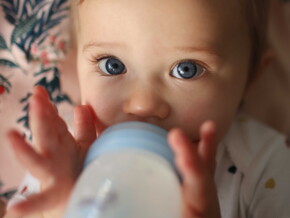 Bebé bebiendo leche