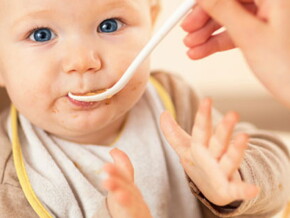 Bebé comiendo comida saludable infantil