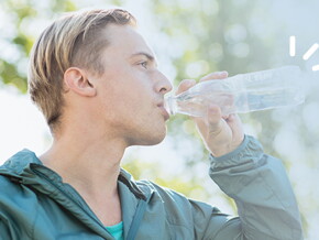 Hombre tomando vitaminas para aumentar la fertilidad masculina