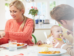 Comida familiar: que tu bebé tome la iniciativa