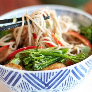 Ensalada de fideos a la vietnamita Ensalada de fideos a la vietnamita