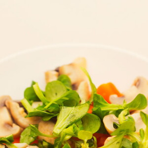 Ensalada de canónigos con champiñones