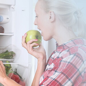 Mujer sigue alimentación sana durante la lactancia