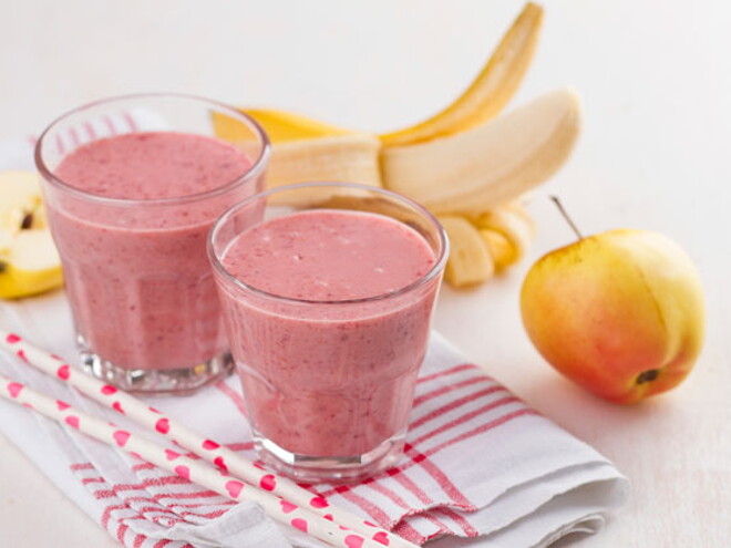 Bebida de manzana, plátano y fresa