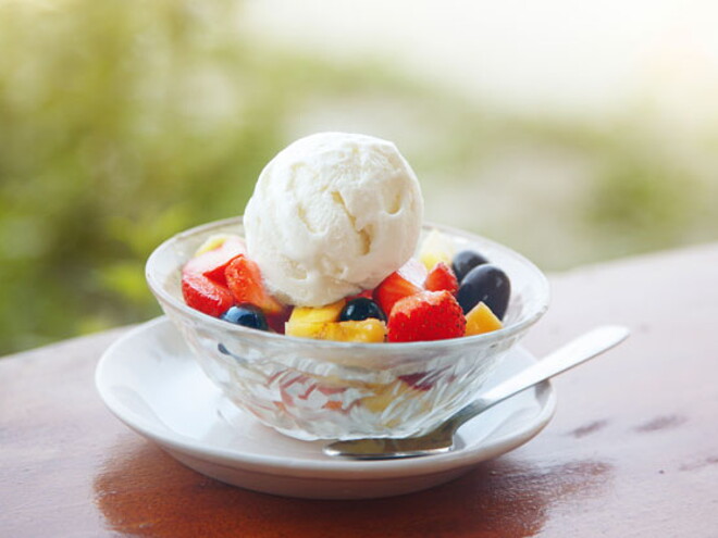 Macedonia de fruta fresca en infusión de romero con helado al caramelo