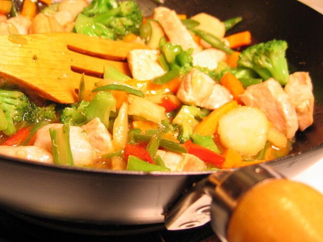 Wok de cerdo caramelizado con pimientos, miel y cilantro