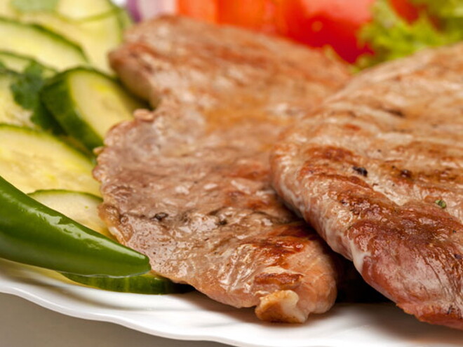 Lonchas de ternera con verduras tiernas