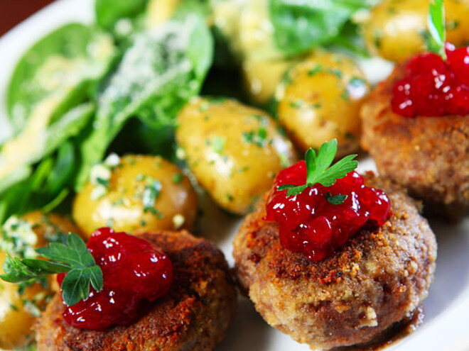 Albóndigas de buey con tomates confitados y brotes de espinacas