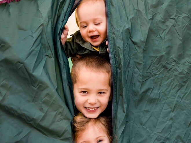 Bebés y niños sonriendo