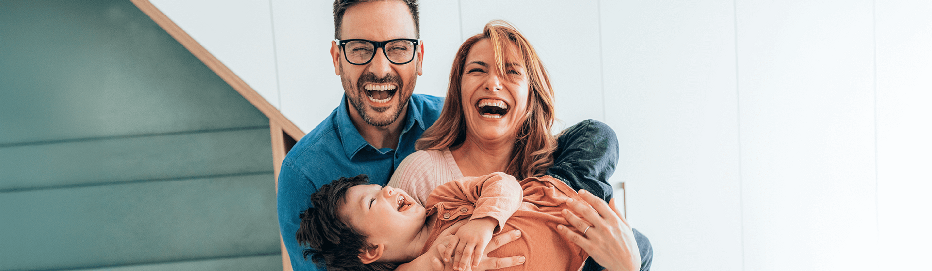 Padres felices sonriendo mientras esperan a su bebé - Nestlé Bebé Padres felices sonriendo mientras esperan a su bebé - Nestlé Bebé