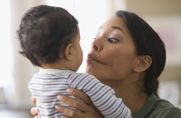 Madre jugando con bebé