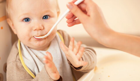 Bebé comiendo comida saludable infantil